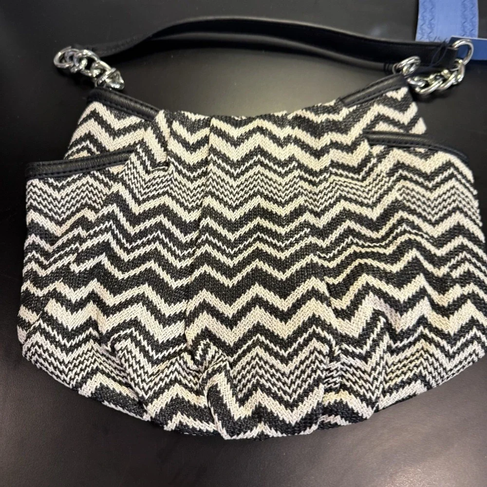 SIMPLY VERA WANG New  $69 ALICIA hobo women's handbag purse‎ chevron black beige